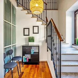 Daire Elegant 2 Bedrooms Near Duomo, Milano